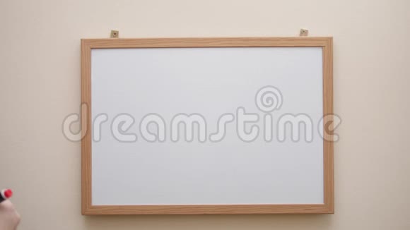 在白板上用记号笔书写并绘制方程式视频的预览图