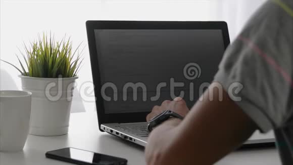 自由职业程序员在笔记本电脑上工作视频的预览图