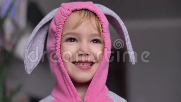 一个穿着复活节兔子套装的可爱小女孩的肖像视频的预览图