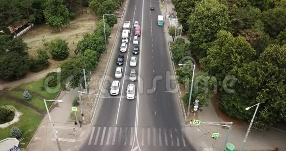 空中无人机飞行视野镜头高速公路城市交通堵塞视频的预览图
