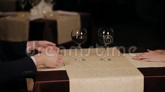 一对夫妇在餐馆里牵手视频的预览图