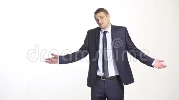 肢体语言穿商务服的男人孤立的白色背景培训管理人员销售代理手势耸耸肩视频的预览图