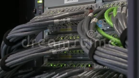 连接强大服务器计算机的数据电缆视频的预览图