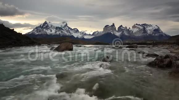 夕阳下的山河与山景交相辉映托雷斯德尔潘恩智利视频的预览图