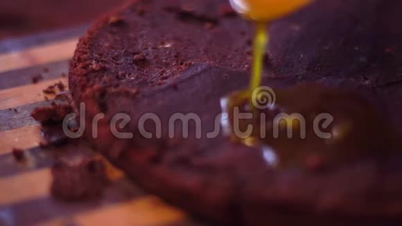 准备巧克力蛋糕视频的预览图