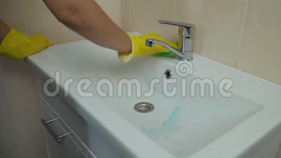 女生洗洗脸盆洗脸盆视频的预览图