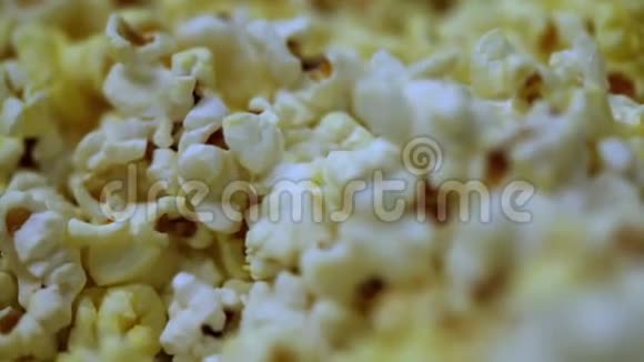 美味的爆米花背景一张未经腌制的玉米爆米花的宏观照片视频的预览图