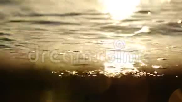 日落时海上海岸带波浪的沙岩视频的预览图