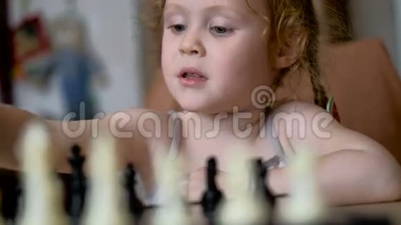 小美女下棋视频的预览图