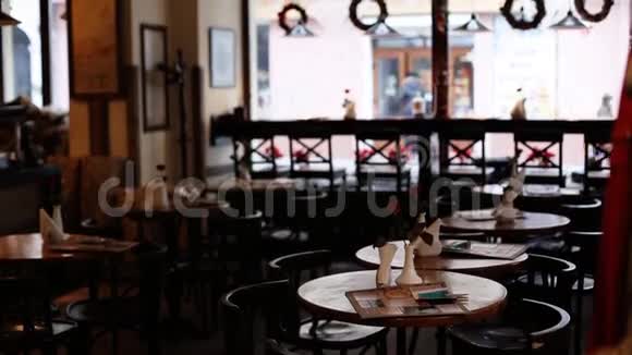 迷人的安静咖啡馆桌子上有花旧木椅是贵族复古风格的视频的预览图