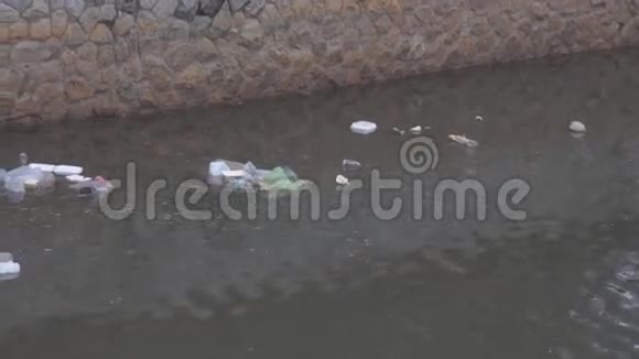 山河污染自来水中的垃圾垃圾污染视频的预览图