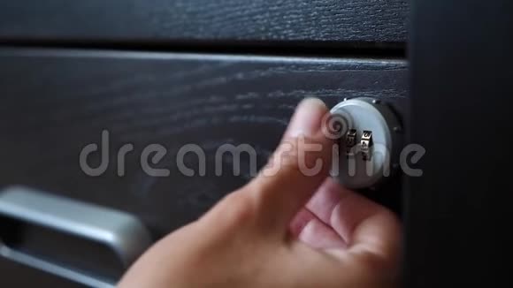 手打开保险柜的编码锁4k慢动作视频的预览图