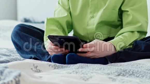 一个男孩在平板电脑上玩慢动作视频的预览图