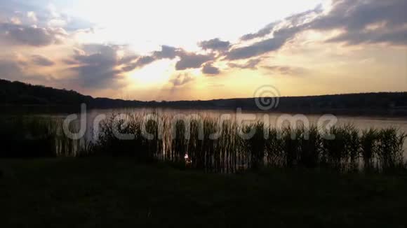 日落时美丽湖景视频的预览图
