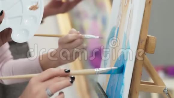 艺术家用画笔从调色板上画出颜料视频的预览图