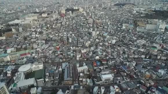 东京城市景观无边无际的城市有高速公路背景是电车日本视频的预览图