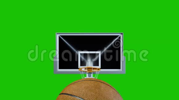 篮球在绿色背景下缓慢地撞击篮筐视频的预览图