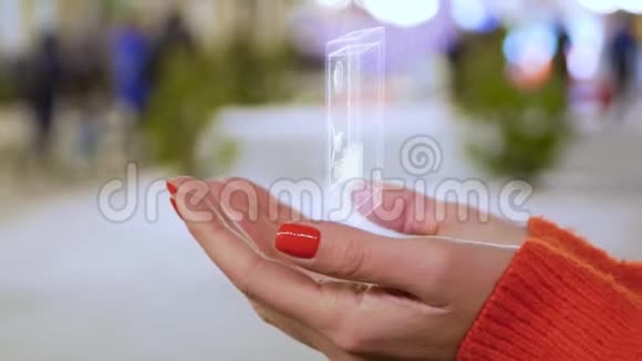 女性双手拿着用钱安全的全息图视频的预览图