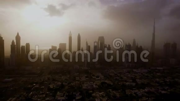 史诗般的城市景观鸟瞰图巨大的摩天大楼和阳光穿透云层阿联酋迪拜视频的预览图