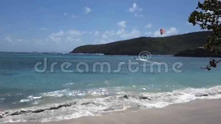 在迎风的岛屿上风筝冲浪视频的预览图