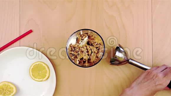 用搅拌机混合原料制成健康营养的奶昔视频的预览图