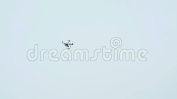 带摄像机的现代四翼飞机在空中飞行视频的预览图