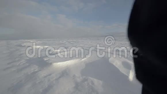 女子行走冬雪场视频的预览图