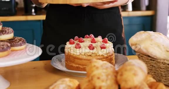 端着杯形蛋糕的女服务员视频的预览图