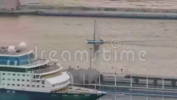 帆船穿越西班牙巴塞罗那港的timelapse港视频的预览图