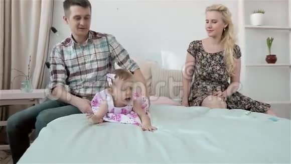 人家庭和早晨概念父母在家睡觉的快乐孩子视频的预览图