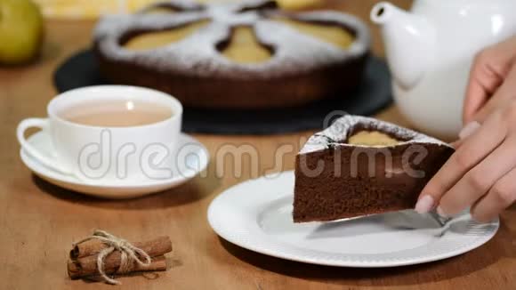 一块自制的带梨的巧克力派巧克力梨蛋糕视频的预览图