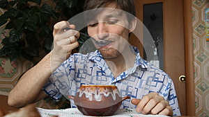 有魅力的男人从锅里喝汤视频的预览图