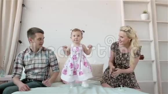 人家庭和早晨概念父母在家睡觉的快乐孩子视频的预览图