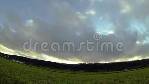 4K时间圈白色积云在蓝天的背景下低空飞行视频的预览图