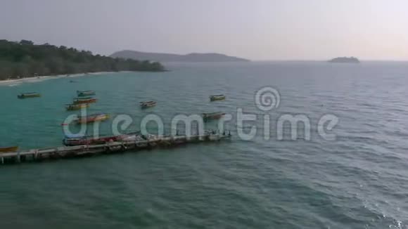 柬埔寨KohRong岛SokSan村的空中景观码头船只透明水和自然视频的预览图