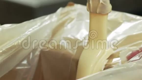 乳品厂人造黄油生产立方体视频的预览图