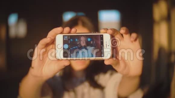 美丽的女人有视频生活方式聊天使用智能手机户外自拍视频照片为社交媒体女孩视频的预览图