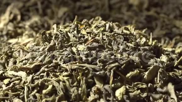 下镜头茶叶落在一堆绿茶上宏观镜头视频的预览图