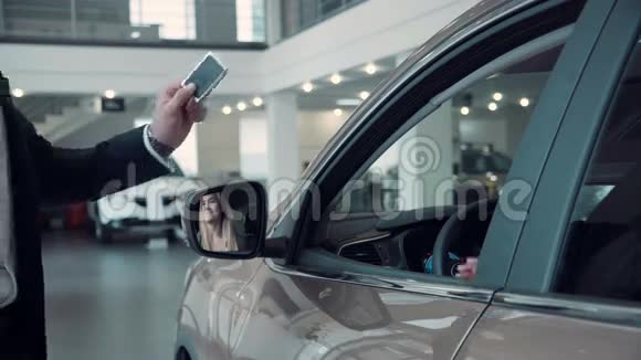 销售经理给客户汽车钥匙视频的预览图
