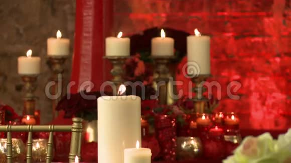 点燃蜡烛和红玫瑰作为室内装饰视频的预览图