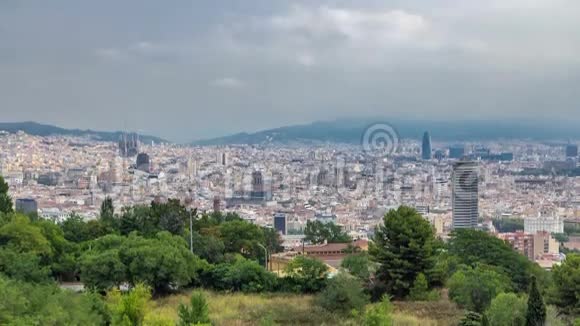 从Montjuic俯瞰巴塞罗那雾蒙蒙的早晨时间加泰罗尼亚西班牙视频的预览图