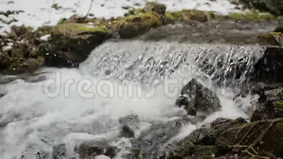 冬季瀑布雪季喀尔巴阡山脉视频的预览图