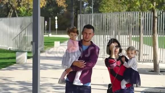 家人在公园散步视频的预览图