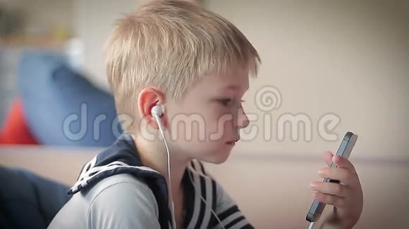 一个快乐的小男孩在听音乐视频的预览图