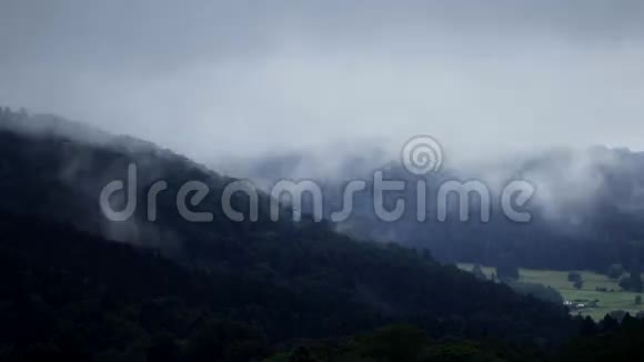 4K或FHD时间在傍晚雾从山区景观出现褪色为黑色视频的预览图