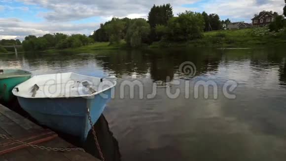 带停泊的空蓝船的河码头慢镜头视频的预览图