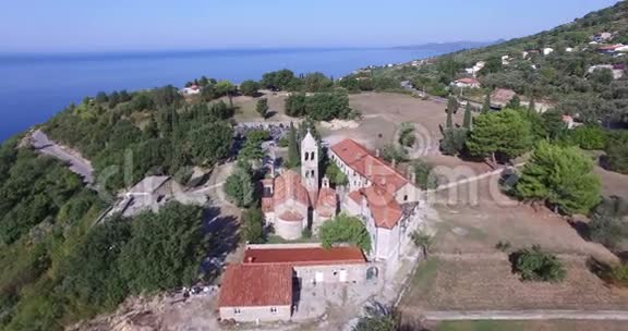 位于KatunRezevici村的塞尔维亚东正教修道院雷泽维寺的空中景观视频的预览图