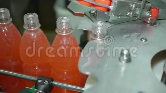 自动瓶盖上一瓶汽水矿泉水柠檬水自动输送线视频的预览图