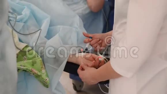 病人在手术中进行手部特写视频的预览图