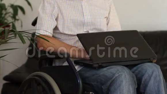 坐轮椅的商人视频的预览图